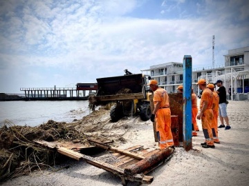 Одесские коммунальщики приступили к уборке городских пляжей