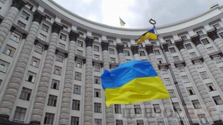 
Чиновников обязали вернуться в Украину до 25 апреля. Кабмин принял постановление
