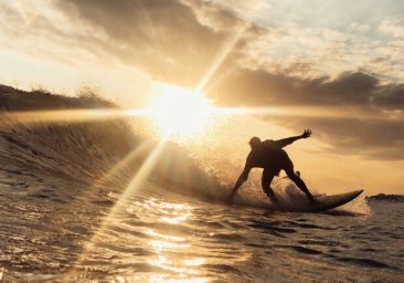 Холод не помеха: в декабре на одесском пляже занимаются серфингисты