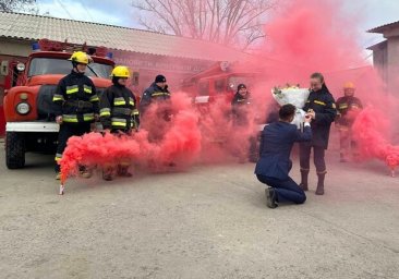 
Романтика: в Одесской области спасатель сделал предложение любимой в пожарной части
