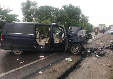 
Один погибший и пять пострадавших: на трассе Одесса &ndash; Рени столкнулись легковушка и микроавтобус
