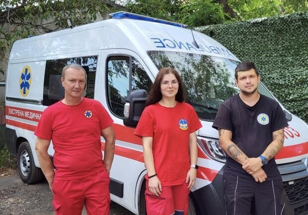 
В Одессе у мужчины остановилось сердце после удара током: «скорая» едва успела из-за припаркованных авто
