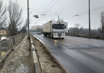 Правила не для всех: по аварийному мосту в Одессе ездят грузовики