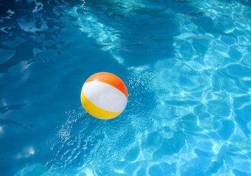 
В Одесском районе в бассейне погибла двухлетняя девочка
