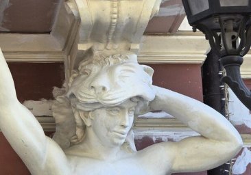 
Кариатида уже не та: как изменилась после обстрела скульптура у входа в гостиницу &quot;Бристоль&quot; в Одессе
