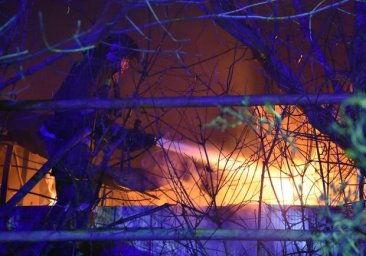 Жаркая ночь: в Одессе сгорел деревянный ангар с грузовиком