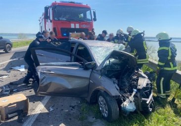 На трассе Одесса-Новоазовск столкнулись легковушка и грузовик: погибла женщина