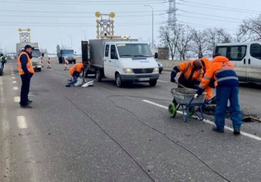 Несмотря на дождь: в Одесской области ремонтируют трассы