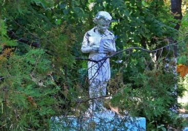 Совсем юный: в одесском детском лагере нашли памятник Ленину