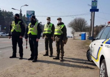 Под Одессой из маршруток высадили пассажиров: люди перекрыли дорогу