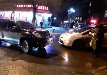 В центре Одессы курьер на мопеде сбил девушку: видео момента ДТП