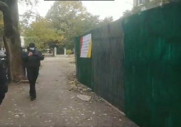 В Одессе возле парка Победы оградили жилой дом и спиливают деревья: что происходит
