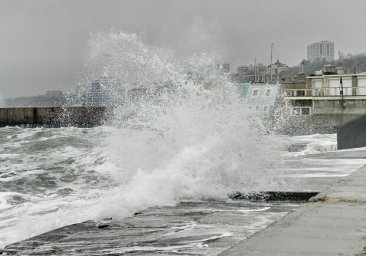 Терапия морем: смотрите, как штормит на одесских пляжах