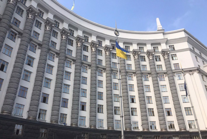 
ПриватБанк начал выплаты компенсаций украинцам: кто получит деньги от Красного Креста
