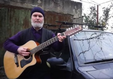 Одесский священник спел песню про плохие дороги: клип подкрепили петицией к президенту