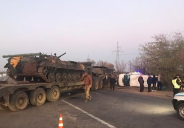 Под Одессой военный тягач "подрезал" микроавтобус: смотри видео