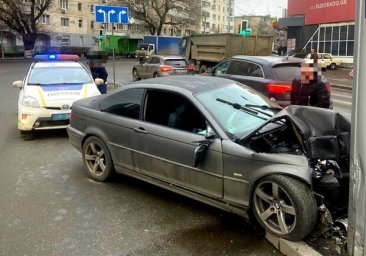 Скорость и мокрая дорога: в Одессе автомобиль влетел в рекламный щит