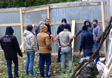 Сомнительное благоустройство: в Одессе избили мужчину, сорвавшего плакат на Академической