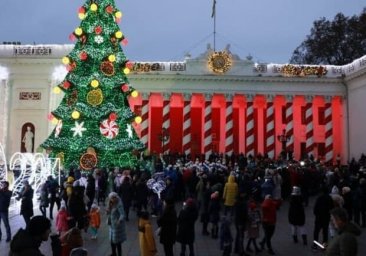 Виноват подрядчик: в горсовете рассказали, почему на открытии елки включили шансон