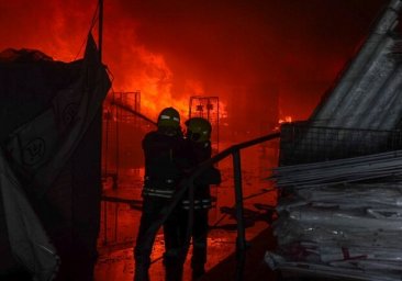 
Спасатели показали как тушили масштабный пожар после «прилета» в Одессе: задействовали поезд
