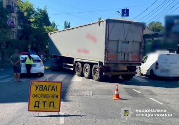 
В Одессе под колесами фуры погибла женщина: подробности аварии
