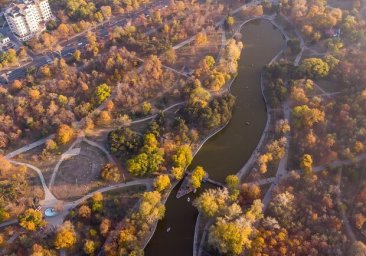 Полюбуйся: как выглядит осенний парк в Одессе с высоты птичьего полета