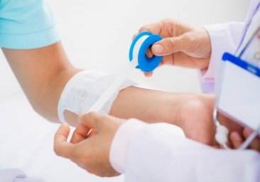 В Одессе мужчина порезал себе вены и истекал кровью: прохожие позвонили в полицию