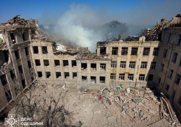 
В Белгород-Днестровском из-за обстрела загорелся лицей: выброшено 40 тонн CO₂
