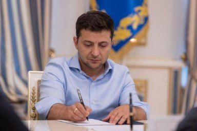 
Зеленский подписал закон о коллекторах
