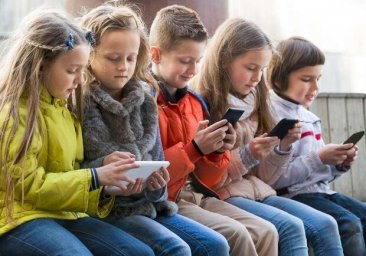 По своим законам: в одесской школе детям запретили пользоваться телефонами