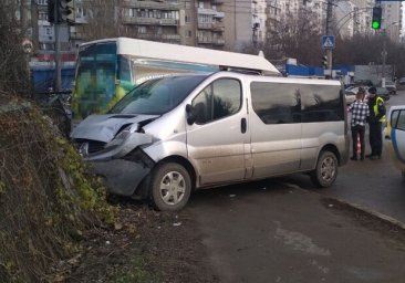 На поселке Котовского столкнулись два микроавтобуса: есть пострадавшие