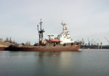 Еще один Delfi: под Одессой из тонущего судна выливается топливо