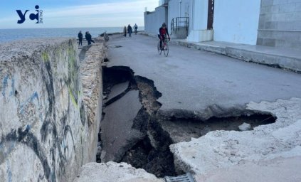 
На Трассе здоровья в районе Аркадии образовался большой провал (ФОТО)
