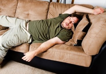 Хотел подремать на диване: в Одессе мужчина взломал мебельный магазин