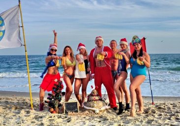 Отличная водичка: одесские моржи отметили Новый год первым купанием