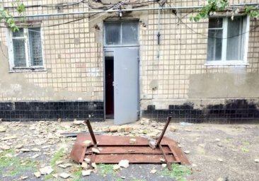 
В Хуторском переулке из-за дождя обвалилась часть дома и чуть не покалечила женщину
