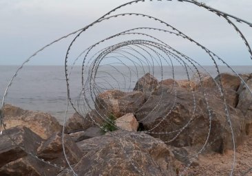 
Одесские пляжи укрепляют колючей проволокой для препятствия прохода к морю

