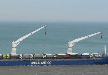 Посылка из Китая: в Одессу причалил сухогруз со снегоуборочными машинами