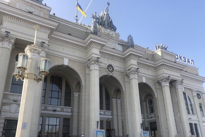 
На Одесском вокзале городские службы и волонтеры помогают беженцам
