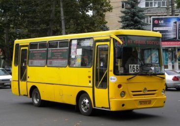 Видео дня: водитель одесской маршрутки спел новогодние песни для пассажиров