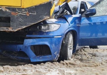 Не поделили дорогу: в Одессе столкнулись легковое авто и грузовой кран