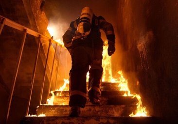Жаркий день: в Одессе загорелся трамвай и вынесли из горящей квартиры пенсионерку