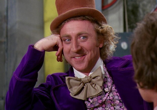 Зато с душой: в Одессе укладывают асфальт в лужи и убирают снег садовыми лопатами