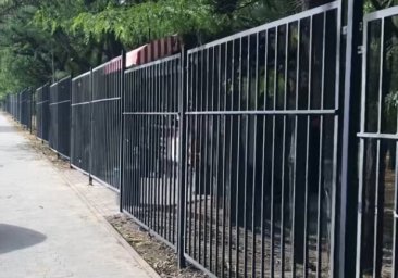 
В Дюковском парке ночью начали устанавливать забор: что происходит

