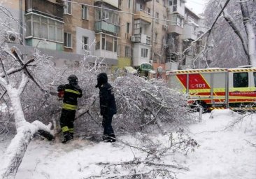 Январский снегопад: в Одессе и области тысячи людей все еще сидят без света