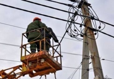 
В Одесском районе возобновляют электроснабжение после атаки: энергетики работают круглосуточно
