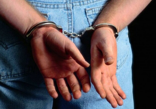 Горе-педофил: в Одессе мужчина приставал к юной соседке и выращивал наркотики