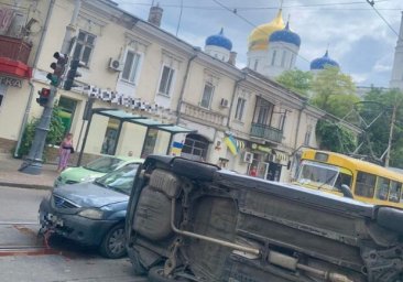 
В центре Одессы из-за тройного ДТП перевернулась машина
