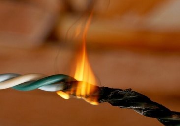 ИЗ ОКОН ВАЛИЛ ДЫМ: НА ТАИРОВА В ПЯТИЭТАЖКЕ ТУШИЛИ ПОЖАР