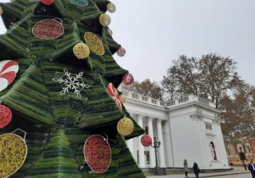 Красота: в Одессе установили главную елку города